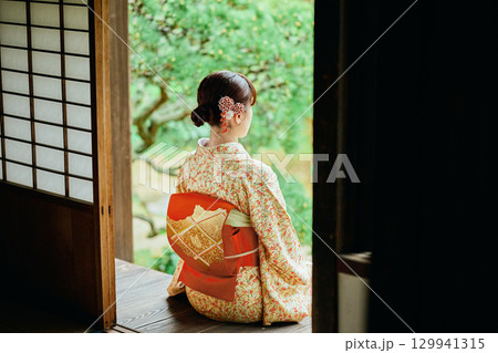 縁側で静かに佇む着物姿の女性 縁側で静かに佇む着物姿の女性 129941315