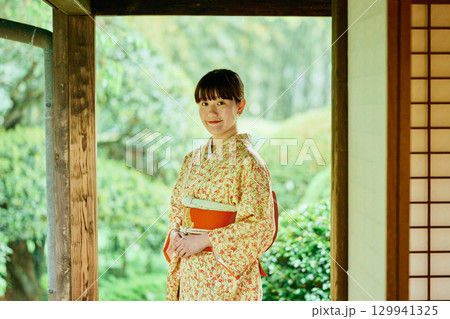 着物姿の若い女性 129941325