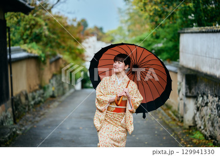武家屋敷群を散策する着物姿の女性 武家屋敷群を散策する着物姿の女性 129941330
