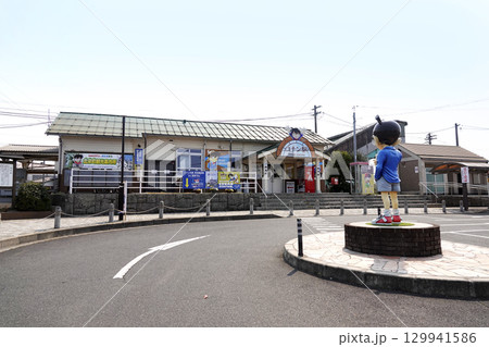 JR西日本 山陰本線 由良駅前のロータリー 129941586