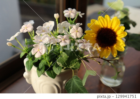 出窓に庭の花を生ける 出窓に庭の花を生ける 129941751