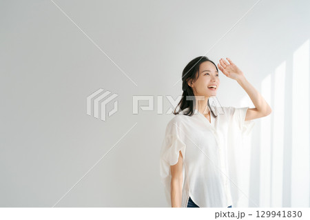 窓辺に日差しを浴びる女性 窓辺に日差しを浴びる女性 129941830