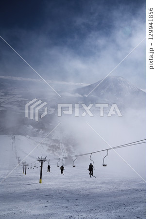 ニセコ東急 グラン・ヒラフのキング第4リフトと羊蹄山 ニセコ東急 グラン・ヒラフのキング第4リフトと羊蹄山 129941856