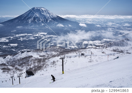 ニセコ東急 グラン・ヒラフのダイナミックコースを滑走するスキーヤー 129941863