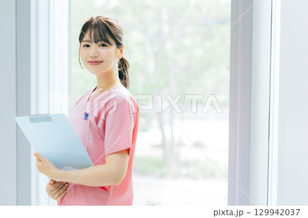 笑顔の女性看護師 笑顔の女性看護師 129942037