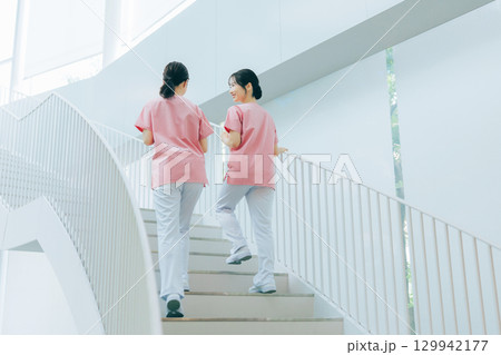 階段を上がる看護師 129942177