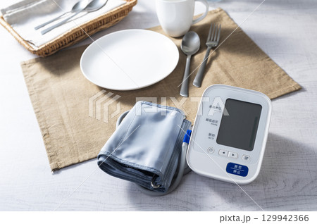 朝食前に血圧を測るイメージ 朝食前に血圧を測るイメージ 129942366