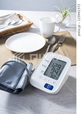 朝食前に血圧を測るイメージ 朝食前に血圧を測るイメージ 129942372