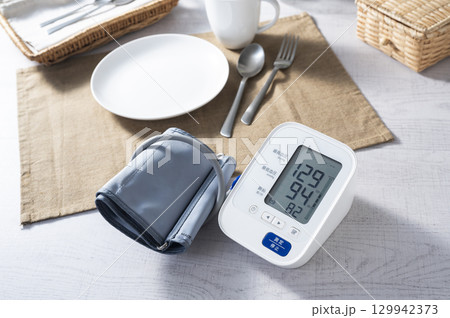 朝食前に血圧を測るイメージ 129942373