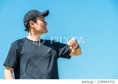 スマートウォッチ,万歩計,歩数計を使い健康管理・ヘルスケアをするスポーツウェア姿の中年男性 スマートウォッチ,万歩計,歩数計を使い健康管理・ヘルスケアをするスポーツウェア姿の中年男性 129942411