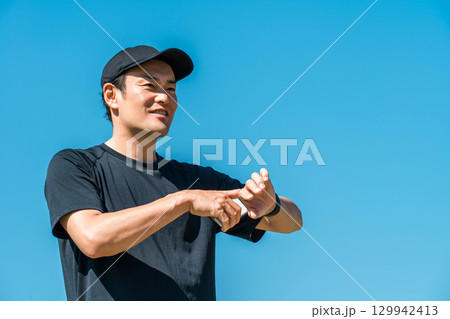 スマートウォッチ,万歩計,歩数計を使い健康管理・ヘルスケアをするスポーツウェア姿の中年男性 スマートウォッチ,万歩計,歩数計を使い健康管理・ヘルスケアをするスポーツウェア姿の中年男性 129942413