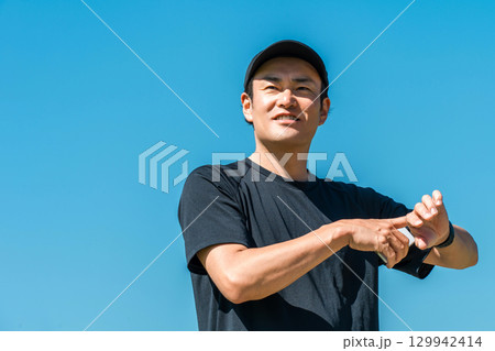 スマートウォッチ,万歩計,歩数計を使い健康管理・ヘルスケアをするスポーツウェア姿の中年男性 スマートウォッチ,万歩計,歩数計を使い健康管理・ヘルスケアをするスポーツウェア姿の中年男性 129942414