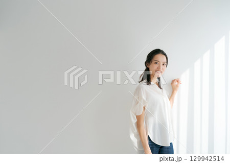 窓際に立つ女性 窓際に立つ女性 129942514