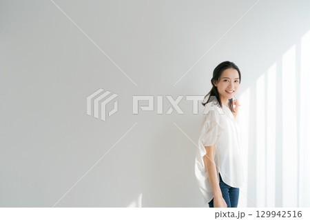 窓際に立つ女性 窓際に立つ女性 129942516