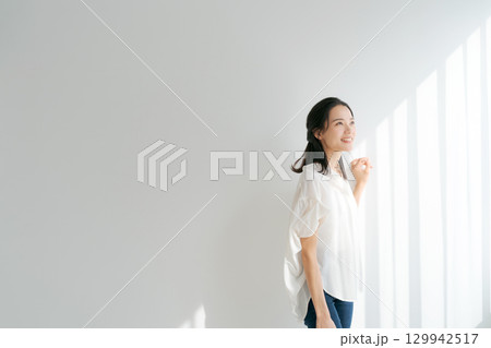 窓際に立つ女性 窓際に立つ女性 129942517