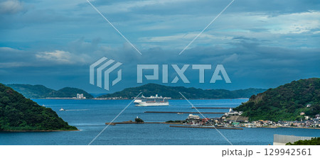 長崎港客船入港（Adora Mediterranea）女神大橋から　パノラマ【長崎市】 129942561