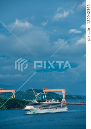 長崎港客船入港（Adora Mediterranea）女神大橋から【長崎市】 129942566