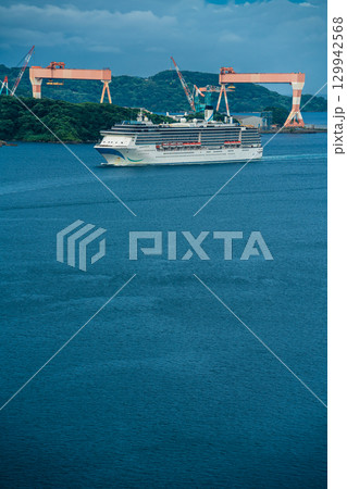 長崎港客船入港(Adora Mediterranea)女神大橋から【長崎市】 長崎港客船入港(Adora Mediterranea)女神大橋から【長崎市】 129942568