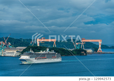 長崎港客船入港(Adora Mediterranea)女神大橋から【長崎市】 長崎港客船入港(Adora Mediterranea)女神大橋から【長崎市】 129942573