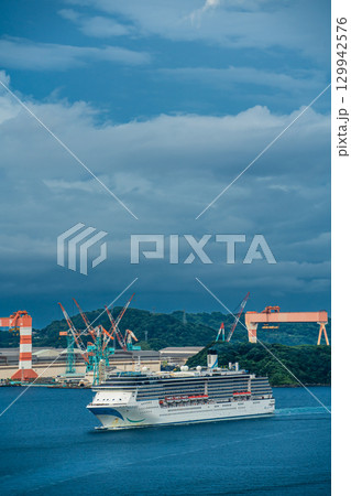 長崎港客船入港（Adora Mediterranea）女神大橋から【長崎市】 129942576