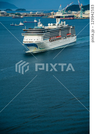 長崎港客船入港（Adora Mediterranea）女神大橋から【長崎市】 129942583