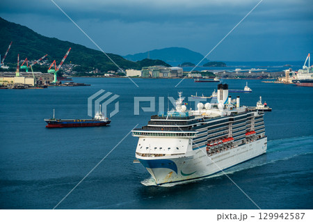 長崎港客船入港（Adora Mediterranea）女神大橋から【長崎市】 129942587