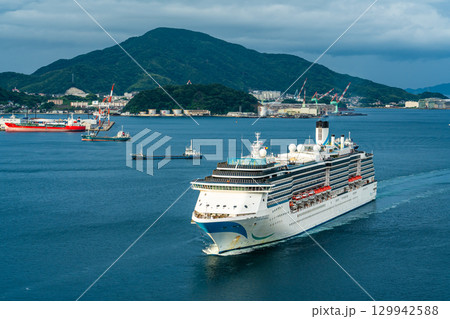 長崎港客船入港（Adora Mediterranea）女神大橋から【長崎市】 129942588
