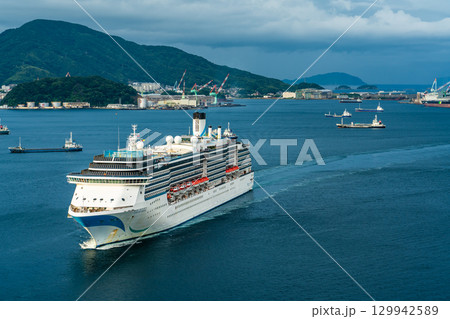 長崎港客船入港（Adora Mediterranea）女神大橋から【長崎市】 129942589