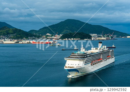 長崎港客船入港（Adora Mediterranea）女神大橋から【長崎市】 129942592