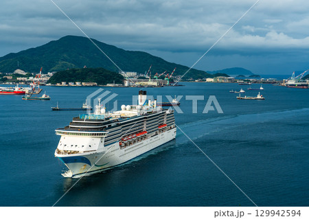 長崎港客船入港（Adora Mediterranea）女神大橋から【長崎市】 129942594