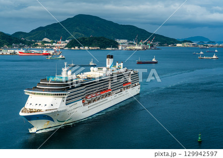 長崎港客船入港（Adora Mediterranea）女神大橋から【長崎市】 129942597