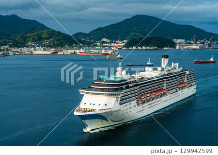 長崎港客船入港（Adora Mediterranea）女神大橋から【長崎市】 129942599