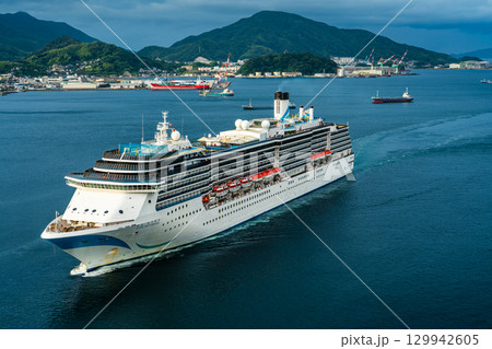 長崎港客船入港（Adora Mediterranea）女神大橋から【長崎市】 129942605