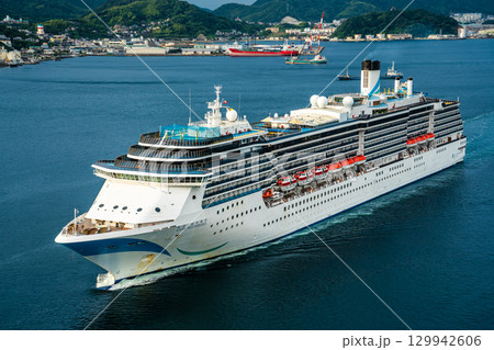長崎港客船入港（Adora Mediterranea）女神大橋から【長崎市】 129942606
