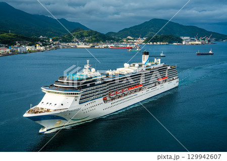 長崎港客船入港（Adora Mediterranea）女神大橋から【長崎市】 129942607