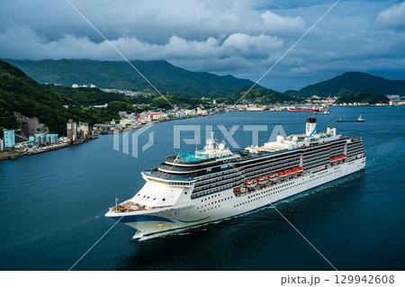 長崎港客船入港（Adora Mediterranea）女神大橋から【長崎市】 129942608