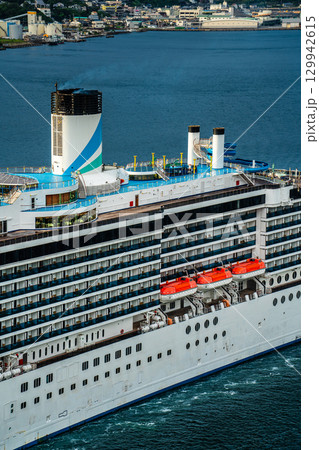 長崎港客船入港（Adora Mediterranea）女神大橋から【長崎市】 129942615