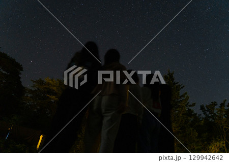 友と星空を見上げる 129942642