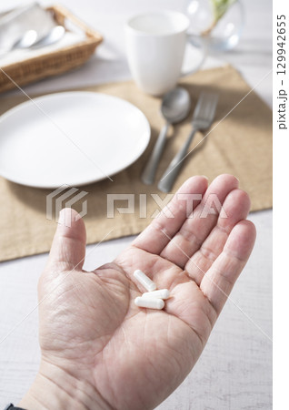 食事前に飲む薬 129942655
