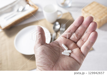 食事前に飲む薬 129942657