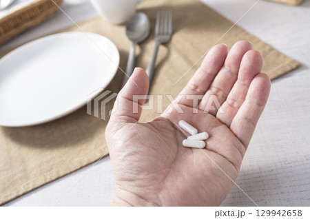 食事前に飲む薬 129942658