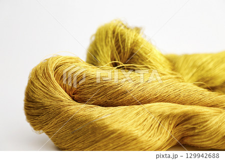 白い背景で撮った金糸と少し赤味がかった金糸 129942688