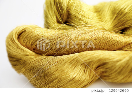 白い背景で撮った金糸と少し赤味がかった金糸 白い背景で撮った金糸と少し赤味がかった金糸 129942690