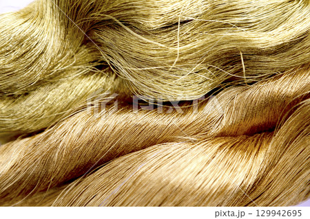 金糸と少し赤味がかった金糸のクローズアップイメージ写真 129942695
