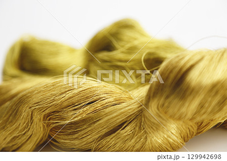 白い背景で撮った金糸と少し赤味がかった金糸 129942698