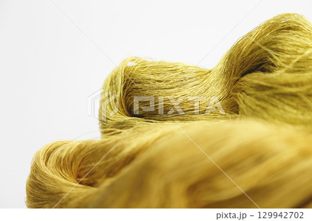 白い背景で撮った金糸と少し赤味がかった金糸 129942702