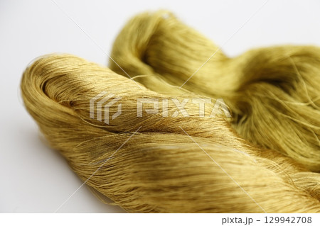 白い背景で撮った金糸と少し赤味がかった金糸 白い背景で撮った金糸と少し赤味がかった金糸 129942708