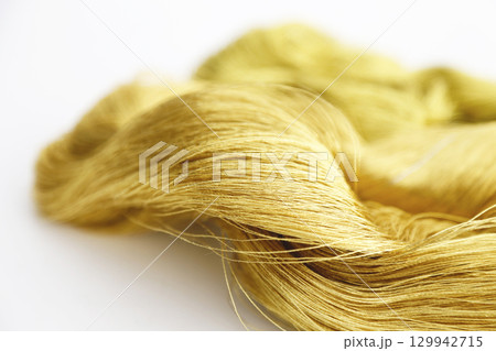 白い背景で撮った金糸と少し赤味がかった金糸 129942715