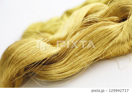 白い背景で撮った金糸と少し赤味がかった金糸 白い背景で撮った金糸と少し赤味がかった金糸 129942717