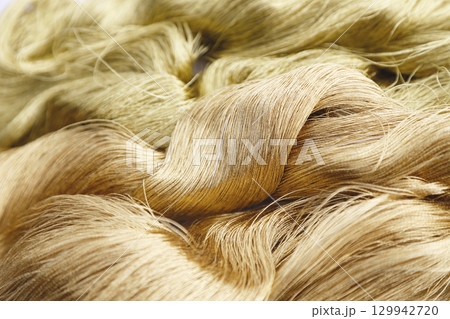 金糸と少し赤味がかった金糸のクローズアップイメージ写真 129942720